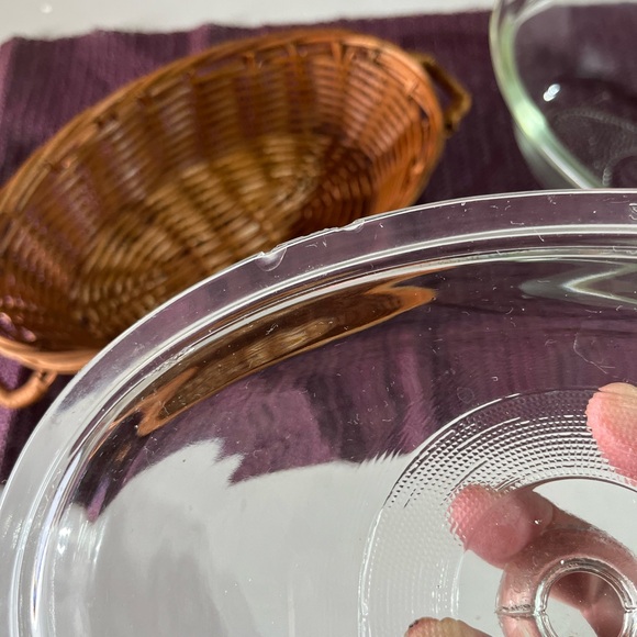 VINTAGE GLASSBAKE CASSEROLE DISH WITH LID & WICKER BASKET J235 1QT 29 USA 79 - Picture 4 of 9